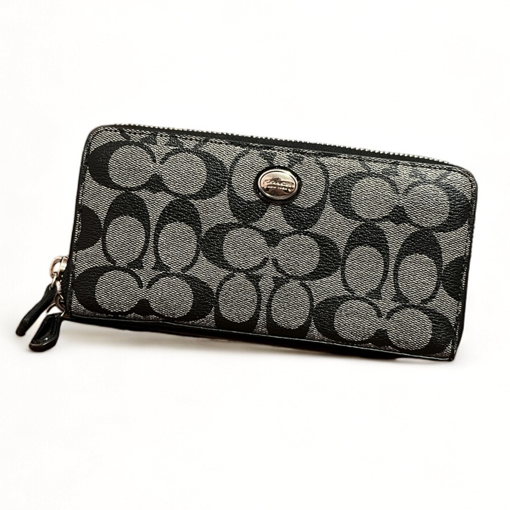 COACH Zippy Wallet